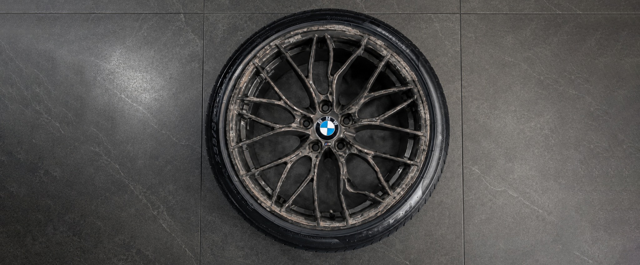 Aro BMW desgastado y con rayaduras antes de la restauración