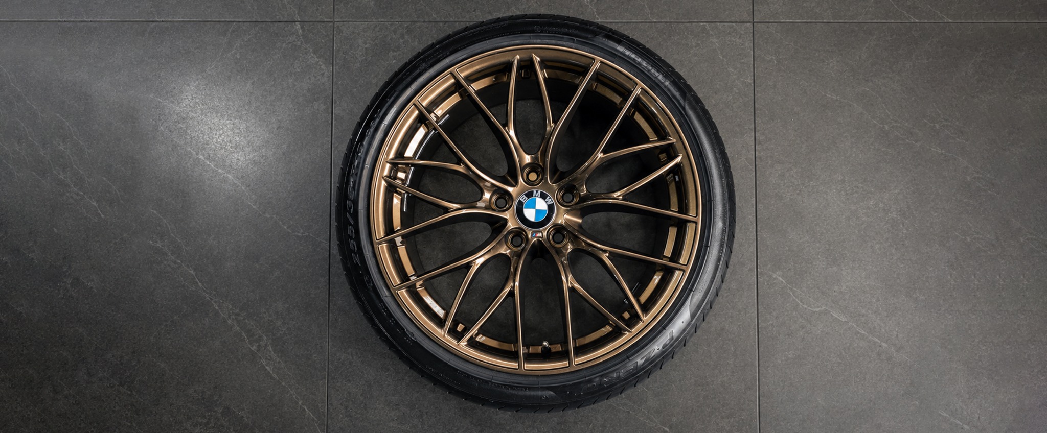 Aro BMW restaurado y pintado en color bronce