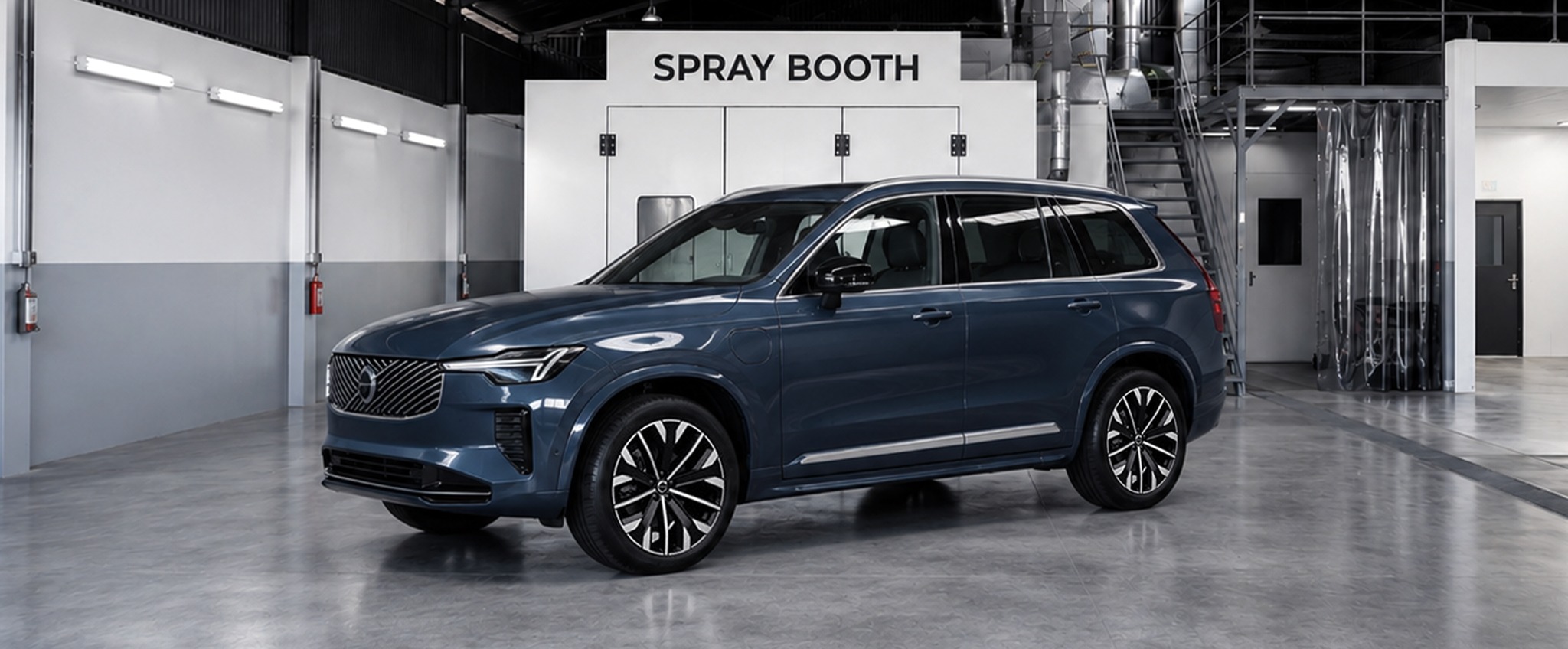 Volvo azul restaurado después del servicio de planchado y pintura