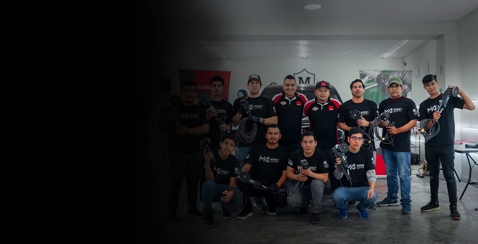 Equipo y alumnos de MONKY Academy